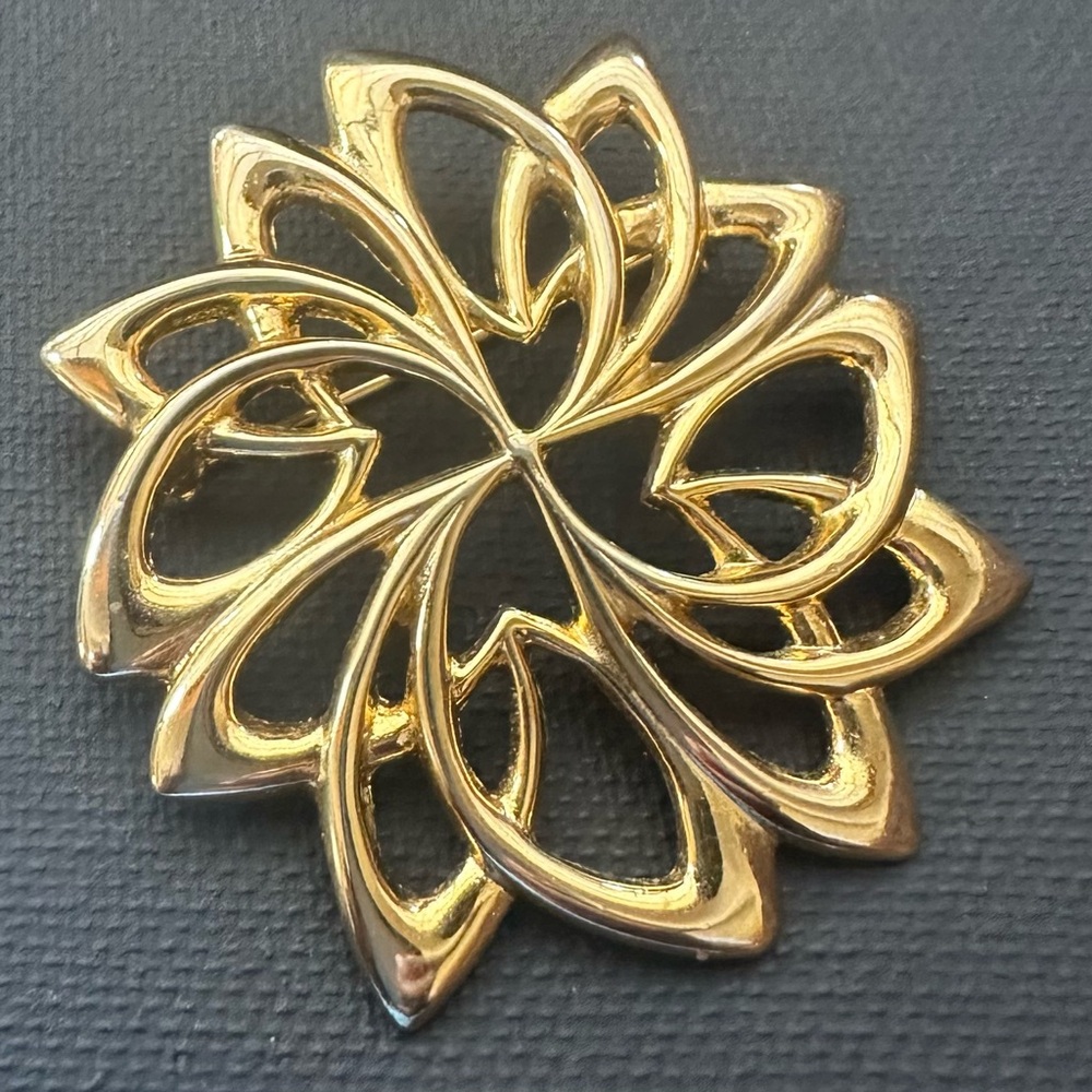 Elegant Gold Floral Brooch